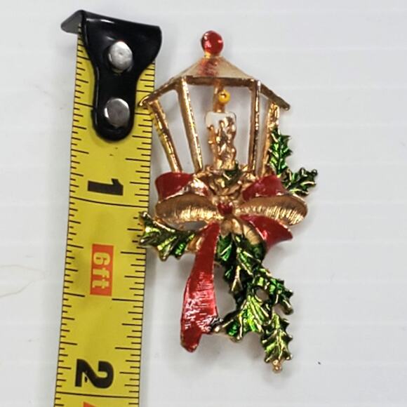 Vtg Christmas Winter Streetlight Lantern Brooch Candle Ribbon 1.5" Pin Unsigned - Picture 3 of 3